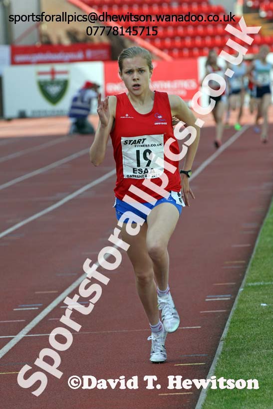 Junior girls 800 metres, 2015 English Schools Track and Field Champs., Gateshead Stadium. Photo: David T. Hewitson/Sports for All Pics